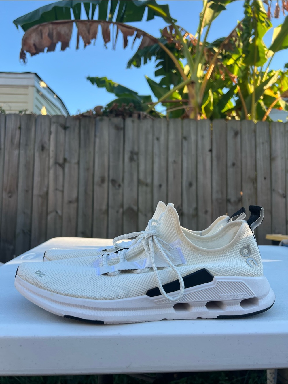 Men’s On Running White Cloudneo Sneakers with Black Heel Accents size 11.5